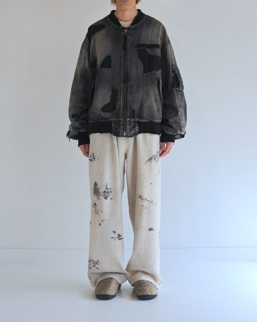 ブランドを象徴するデニムで構築した、MA-1ベースのリメイクジャケット。ライトオンスデニムを二重縫製することで、柔らかさと程よい肉感を実現しています。8ozムラ糸デニムがもつ粗野な表情が、強いヴィンテージ感を演出。全体にエイジングを施したうえで、ハードダメージ加工で仕上げた一着。さらに手作業による多様なステッチ補修を重ね、唯一無二の表情に仕上げています。Crafted from the brand’s signature denim, this MA-1–inspired jacket features a refined and faithful silhouette.Lightweight denim with double stitching creates a soft feel and balanced structure.The 8oz slub denim offers a rugged character that enhances its vintage appeal.An overall aging treatment is followed by a hard damage finis
