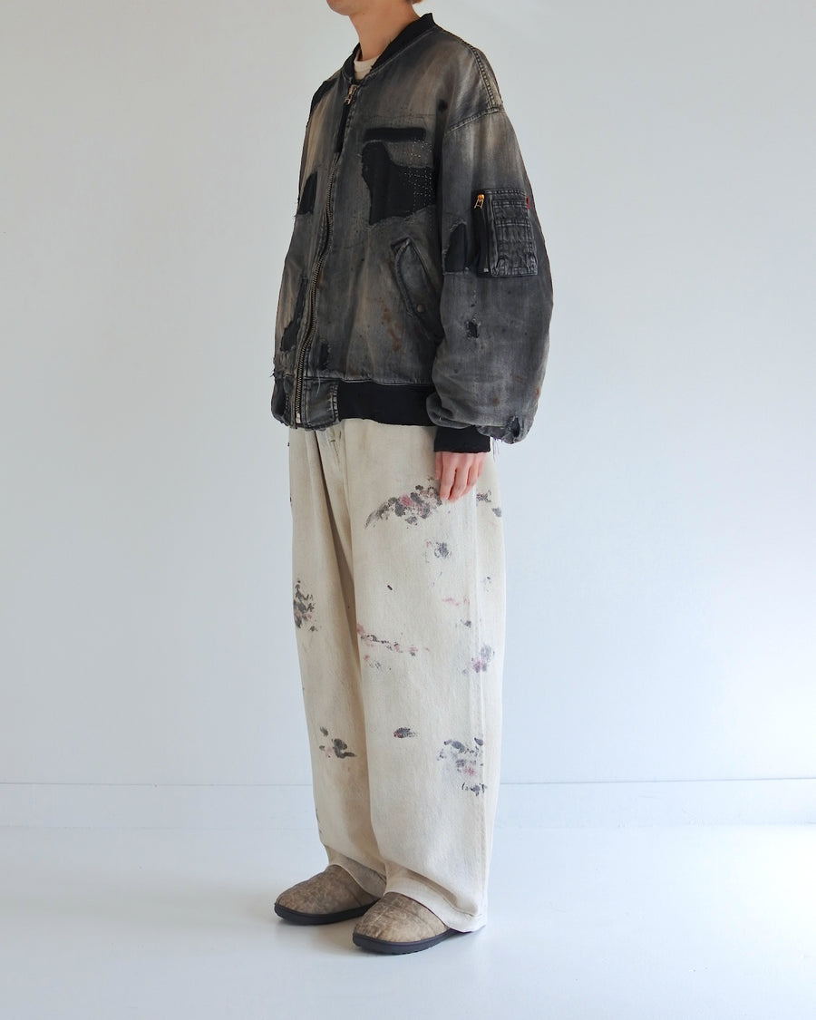 ブランドを象徴するデニムで構築した、MA-1ベースのリメイクジャケット。ライトオンスデニムを二重縫製することで、柔らかさと程よい肉感を実現しています。8ozムラ糸デニムがもつ粗野な表情が、強いヴィンテージ感を演出。全体にエイジングを施したうえで、ハードダメージ加工で仕上げた一着。さらに手作業による多様なステッチ補修を重ね、唯一無二の表情に仕上げています。Crafted from the brand’s signature denim, this MA-1–inspired jacket features a refined and faithful silhouette.Lightweight denim with double stitching creates a soft feel and balanced structure.The 8oz slub denim offers a rugged character that enhances its vintage appeal.An overall aging treatment is followed by a hard damage finis
