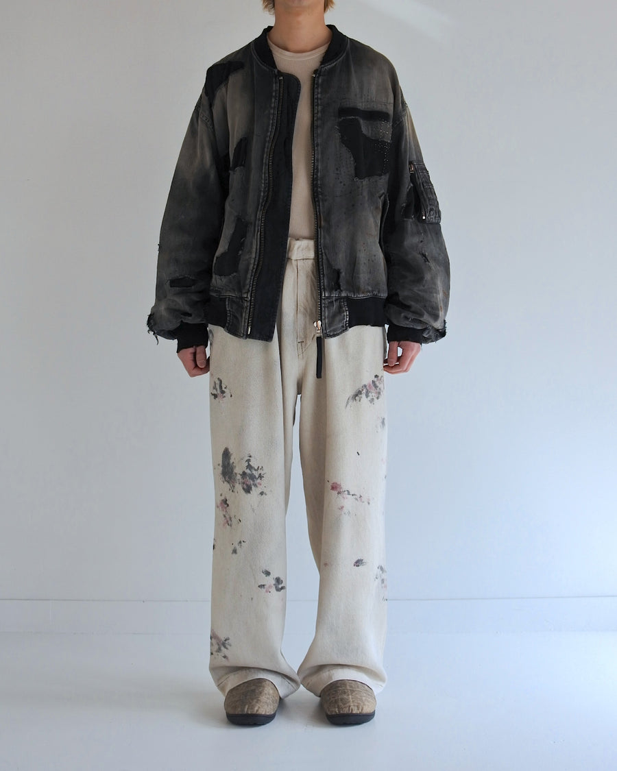 ブランドを象徴するデニムで構築した、MA-1ベースのリメイクジャケット。ライトオンスデニムを二重縫製することで、柔らかさと程よい肉感を実現しています。8ozムラ糸デニムがもつ粗野な表情が、強いヴィンテージ感を演出。全体にエイジングを施したうえで、ハードダメージ加工で仕上げた一着。さらに手作業による多様なステッチ補修を重ね、唯一無二の表情に仕上げています。Crafted from the brand’s signature denim, this MA-1–inspired jacket features a refined and faithful silhouette.Lightweight denim with double stitching creates a soft feel and balanced structure.The 8oz slub denim offers a rugged character that enhances its vintage appeal.An overall aging treatment is followed by a hard damage finis
