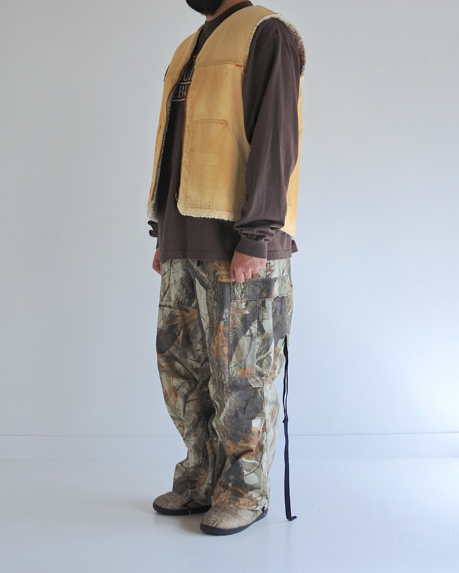 ■リバーシブルで着用が可能なダック×ボアのワークベスト。
カラーはイエロー。
某ワークブランドよりも生地の重量が軽量なのでストレスの少ないライトな着用感も魅力的です。

■表地 : 11号帆布生地
頒布の中で最も薄手の11号を使用しており、強度・耐久性に優れ、着用を重ねるごとにアタリなどの経年変化を感じられる素材です。
■裏地 : シープボア
毛足がありながら、ざらつきが少ないソフトなボア生地です。

■加工 : 特殊エイジング加工/サンフェードダメージ加工
水や薬品の使用量を軽減させながら生地の凹凸部分のアタリを強調させ、同時に脱色させる特殊加工です。
さらにダメージ加工を施しております。