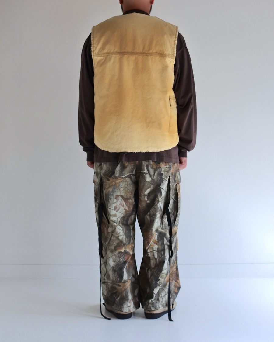 ■リバーシブルで着用が可能なダック×ボアのワークベスト。
カラーはイエロー。
某ワークブランドよりも生地の重量が軽量なのでストレスの少ないライトな着用感も魅力的です。

■表地 : 11号帆布生地
頒布の中で最も薄手の11号を使用しており、強度・耐久性に優れ、着用を重ねるごとにアタリなどの経年変化を感じられる素材です。
■裏地 : シープボア
毛足がありながら、ざらつきが少ないソフトなボア生地です。

■加工 : 特殊エイジング加工/サンフェードダメージ加工
水や薬品の使用量を軽減させながら生地の凹凸部分のアタリを強調させ、同時に脱色させる特殊加工です。
さらにダメージ加工を施しております。