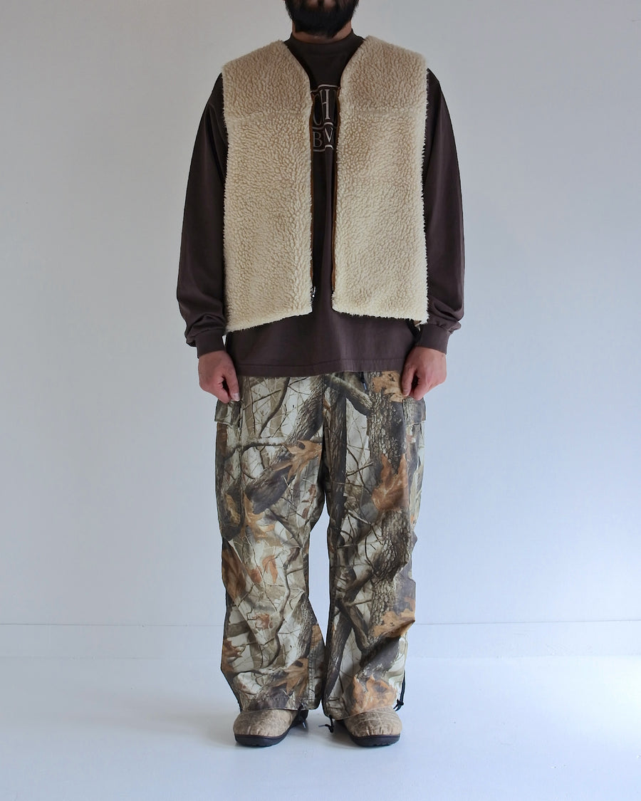 ■リバーシブルで着用が可能なダック×ボアのワークベスト。
カラーはイエロー。
某ワークブランドよりも生地の重量が軽量なのでストレスの少ないライトな着用感も魅力的です。

■表地 : 11号帆布生地
頒布の中で最も薄手の11号を使用しており、強度・耐久性に優れ、着用を重ねるごとにアタリなどの経年変化を感じられる素材です。
■裏地 : シープボア
毛足がありながら、ざらつきが少ないソフトなボア生地です。

■加工 : 特殊エイジング加工/サンフェードダメージ加工
水や薬品の使用量を軽減させながら生地の凹凸部分のアタリを強調させ、同時に脱色させる特殊加工です。
さらにダメージ加工を施しております。