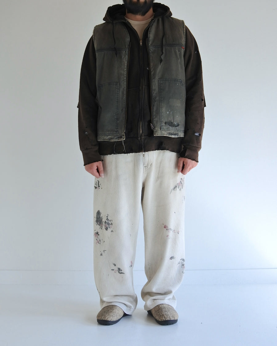 リバーシブルで着用が可能なダック×ボアのワークベスト。
カラーはブラック。
某ワークブランドよりも生地の重量が軽量なのでストレスの少ないライトな着用感も魅力的です。

■表地 : 11号帆布生地
頒布の中で最も薄手の11号を使用しており、強度・耐久性に優れ、着用を重ねるごとにアタリなどの経年変化を感じられる素材です。
■裏地 : シープボア
毛足がありながら、ざらつきが少ないソフトなボア生地です。

■加工 : 特殊エイジング加工/サンフェードダメージ加工
水や薬品の使用量を軽減させながら生地の凹凸部分のアタリを強調させ、同時に脱色させる特殊加工です。
さらにダメージ加工を施しております。