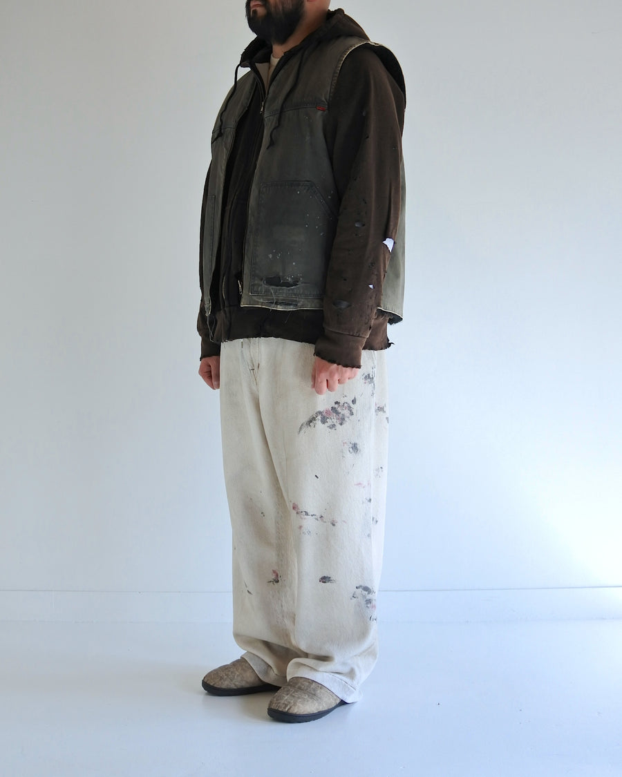 リバーシブルで着用が可能なダック×ボアのワークベスト。
カラーはブラック。
某ワークブランドよりも生地の重量が軽量なのでストレスの少ないライトな着用感も魅力的です。

■表地 : 11号帆布生地
頒布の中で最も薄手の11号を使用しており、強度・耐久性に優れ、着用を重ねるごとにアタリなどの経年変化を感じられる素材です。
■裏地 : シープボア
毛足がありながら、ざらつきが少ないソフトなボア生地です。

■加工 : 特殊エイジング加工/サンフェードダメージ加工
水や薬品の使用量を軽減させながら生地の凹凸部分のアタリを強調させ、同時に脱色させる特殊加工です。
さらにダメージ加工を施しております。