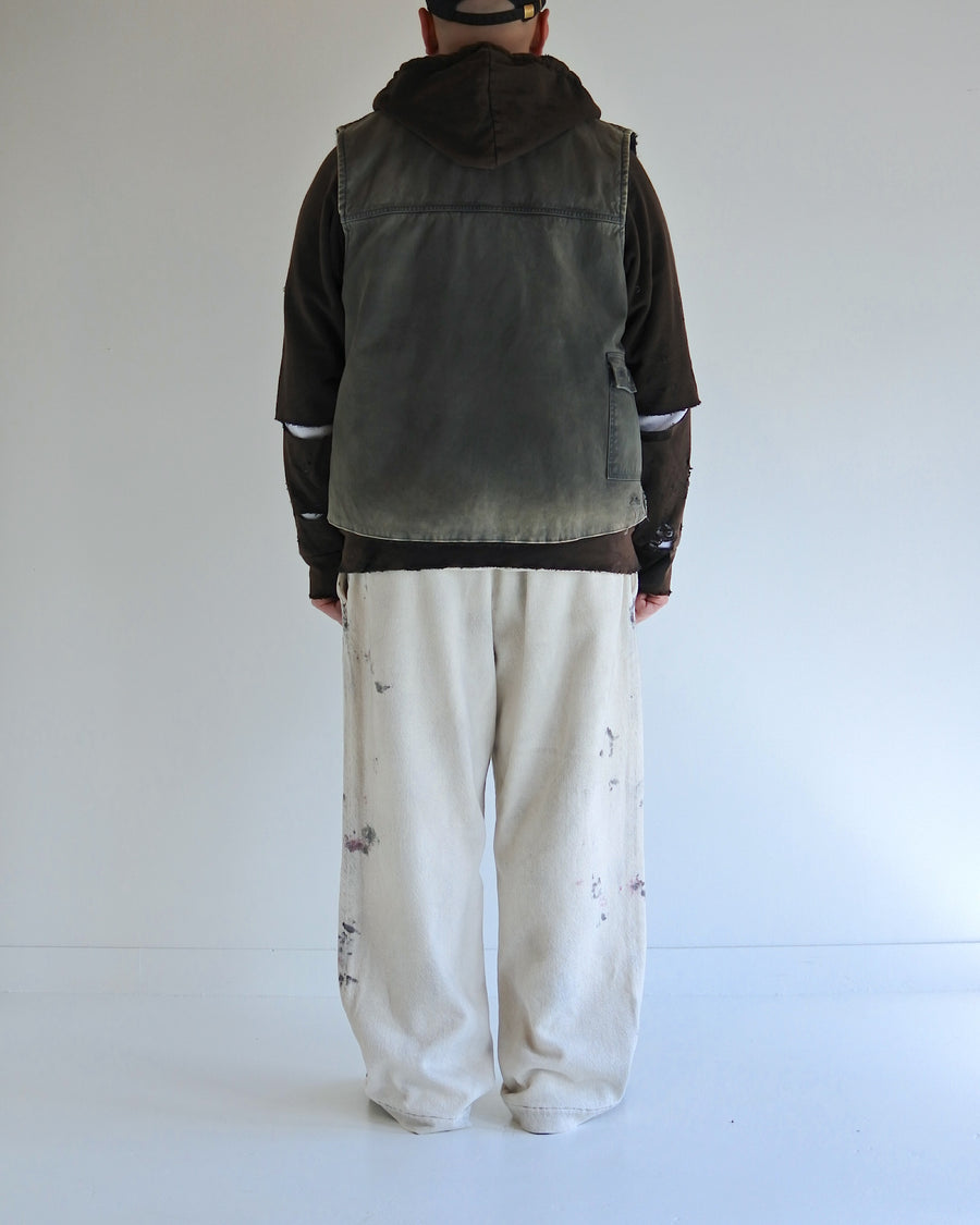 リバーシブルで着用が可能なダック×ボアのワークベスト。
カラーはブラック。
某ワークブランドよりも生地の重量が軽量なのでストレスの少ないライトな着用感も魅力的です。

■表地 : 11号帆布生地
頒布の中で最も薄手の11号を使用しており、強度・耐久性に優れ、着用を重ねるごとにアタリなどの経年変化を感じられる素材です。
■裏地 : シープボア
毛足がありながら、ざらつきが少ないソフトなボア生地です。

■加工 : 特殊エイジング加工/サンフェードダメージ加工
水や薬品の使用量を軽減させながら生地の凹凸部分のアタリを強調させ、同時に脱色させる特殊加工です。
さらにダメージ加工を施しております。