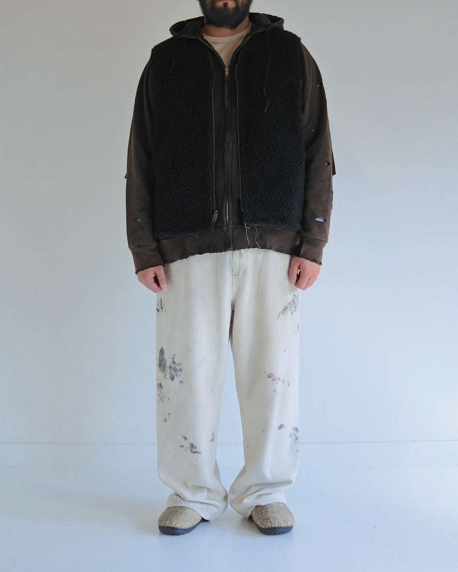 リバーシブルで着用が可能なダック×ボアのワークベスト。
カラーはブラック。
某ワークブランドよりも生地の重量が軽量なのでストレスの少ないライトな着用感も魅力的です。

■表地 : 11号帆布生地
頒布の中で最も薄手の11号を使用しており、強度・耐久性に優れ、着用を重ねるごとにアタリなどの経年変化を感じられる素材です。
■裏地 : シープボア
毛足がありながら、ざらつきが少ないソフトなボア生地です。

■加工 : 特殊エイジング加工/サンフェードダメージ加工
水や薬品の使用量を軽減させながら生地の凹凸部分のアタリを強調させ、同時に脱色させる特殊加工です。
さらにダメージ加工を施しております。