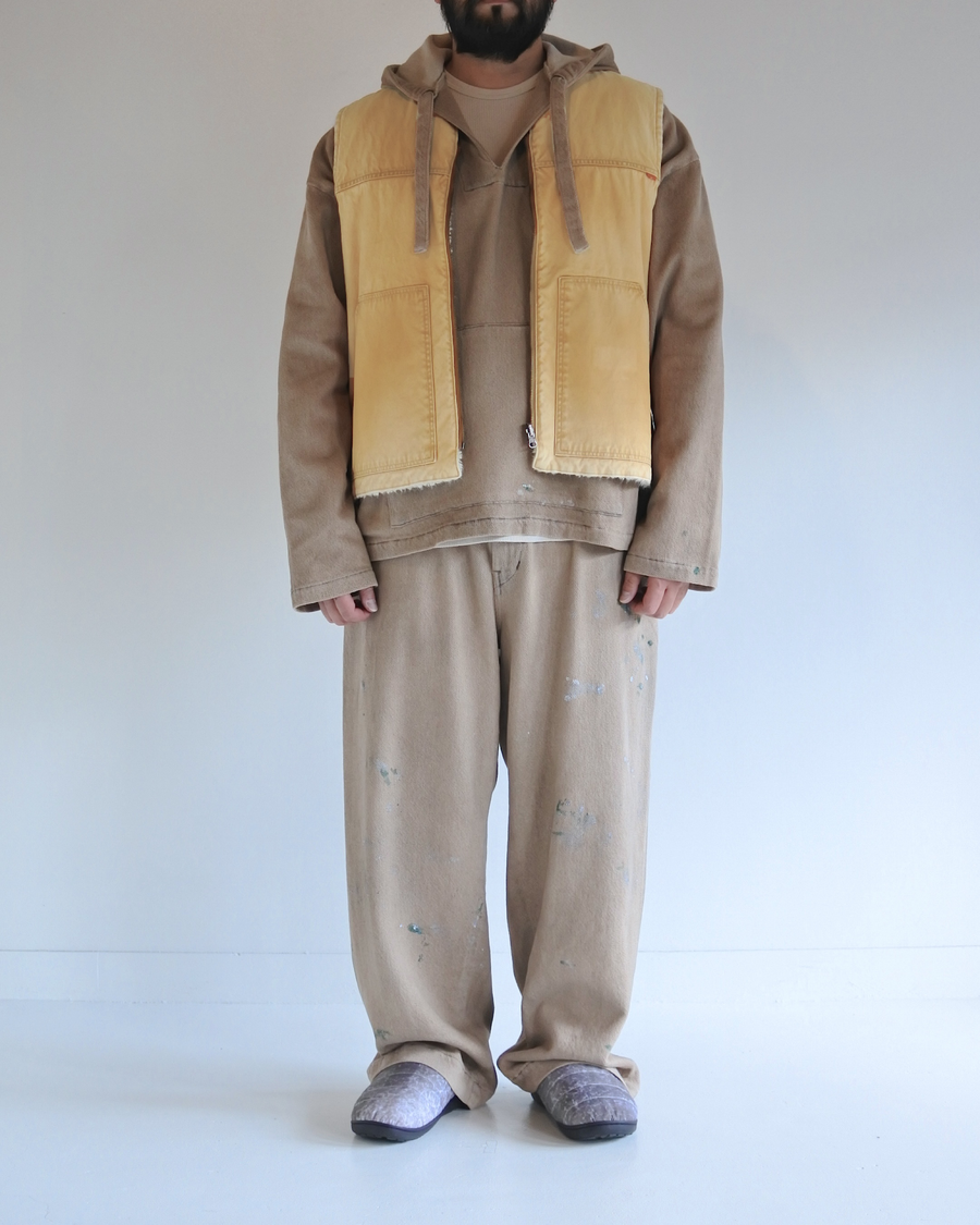 リバーシブルで着用が可能なダック×ボアのワークベスト。
カラーはイエロー。
某ワークブランドよりも生地の重量が軽量なのでストレスの少ないライトな着用感も魅力的です。

■表地 : 11号帆布生地
頒布の中で最も薄手の11号を使用しており、強度・耐久性に優れ、着用を重ねるごとにアタリなどの経年変化を感じられる素材です。
■裏地 : シープボア
毛足がありながら、ざらつきが少ないソフトなボア生地です。

■加工 : 特殊エイジング加工/サンフェードダメージ加工
水や薬品の使用量を軽減させながら生地の凹凸部分のアタリを強調させ、同時に脱色させる特殊加工です。
さらにダメージ加工を施しております。