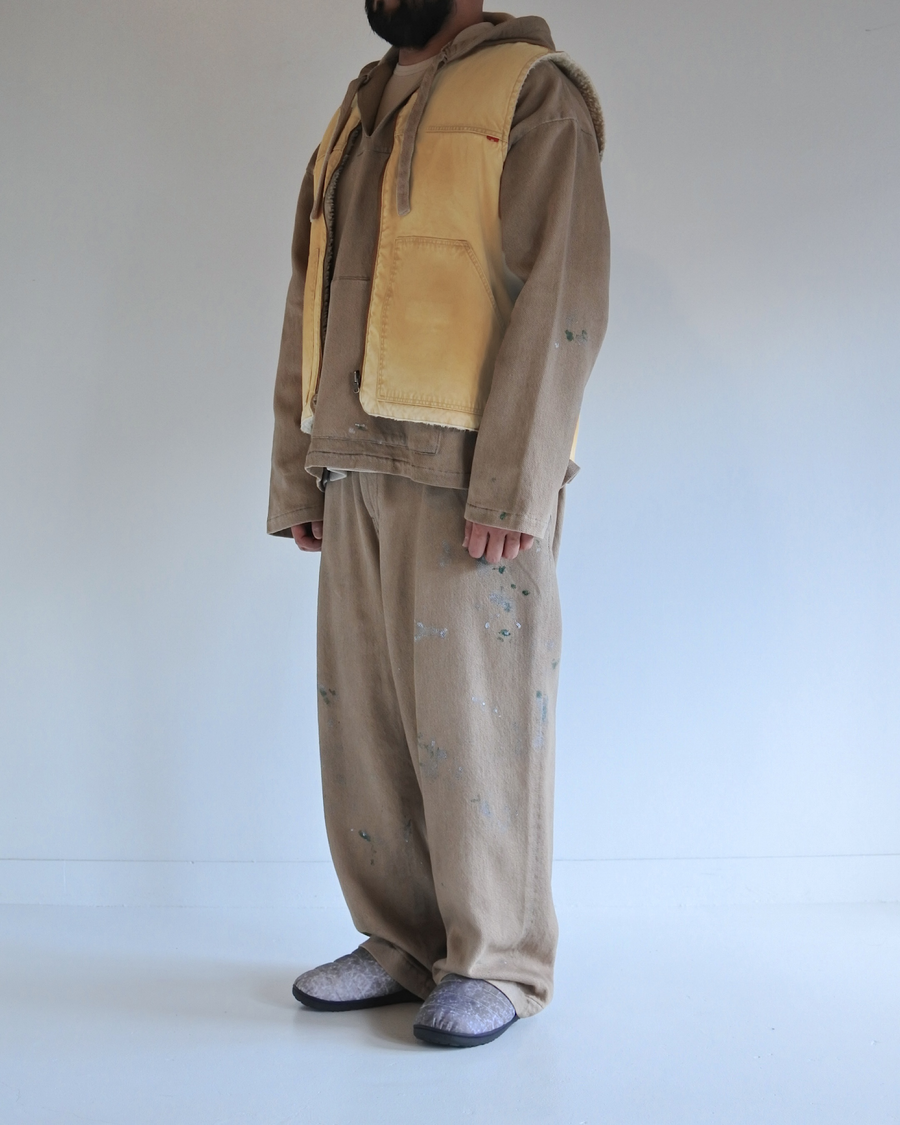 リバーシブルで着用が可能なダック×ボアのワークベスト。
カラーはイエロー。
某ワークブランドよりも生地の重量が軽量なのでストレスの少ないライトな着用感も魅力的です。

■表地 : 11号帆布生地
頒布の中で最も薄手の11号を使用しており、強度・耐久性に優れ、着用を重ねるごとにアタリなどの経年変化を感じられる素材です。
■裏地 : シープボア
毛足がありながら、ざらつきが少ないソフトなボア生地です。

■加工 : 特殊エイジング加工/サンフェードダメージ加工
水や薬品の使用量を軽減させながら生地の凹凸部分のアタリを強調させ、同時に脱色させる特殊加工です。
さらにダメージ加工を施しております。