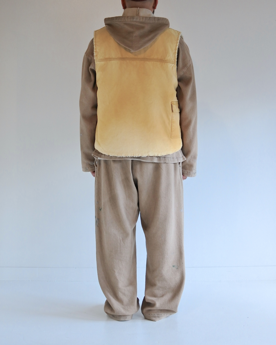 リバーシブルで着用が可能なダック×ボアのワークベスト。
カラーはイエロー。
某ワークブランドよりも生地の重量が軽量なのでストレスの少ないライトな着用感も魅力的です。

■表地 : 11号帆布生地
頒布の中で最も薄手の11号を使用しており、強度・耐久性に優れ、着用を重ねるごとにアタリなどの経年変化を感じられる素材です。
■裏地 : シープボア
毛足がありながら、ざらつきが少ないソフトなボア生地です。

■加工 : 特殊エイジング加工/サンフェードダメージ加工
水や薬品の使用量を軽減させながら生地の凹凸部分のアタリを強調させ、同時に脱色させる特殊加工です。
さらにダメージ加工を施しております。