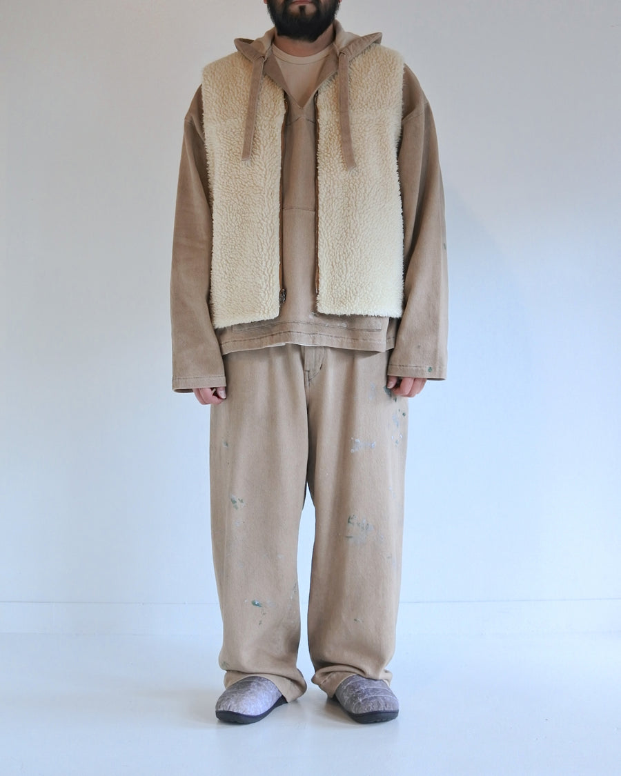 リバーシブルで着用が可能なダック×ボアのワークベスト。
カラーはイエロー。
某ワークブランドよりも生地の重量が軽量なのでストレスの少ないライトな着用感も魅力的です。

■表地 : 11号帆布生地
頒布の中で最も薄手の11号を使用しており、強度・耐久性に優れ、着用を重ねるごとにアタリなどの経年変化を感じられる素材です。
■裏地 : シープボア
毛足がありながら、ざらつきが少ないソフトなボア生地です。

■加工 : 特殊エイジング加工/サンフェードダメージ加工
水や薬品の使用量を軽減させながら生地の凹凸部分のアタリを強調させ、同時に脱色させる特殊加工です。
さらにダメージ加工を施しております。