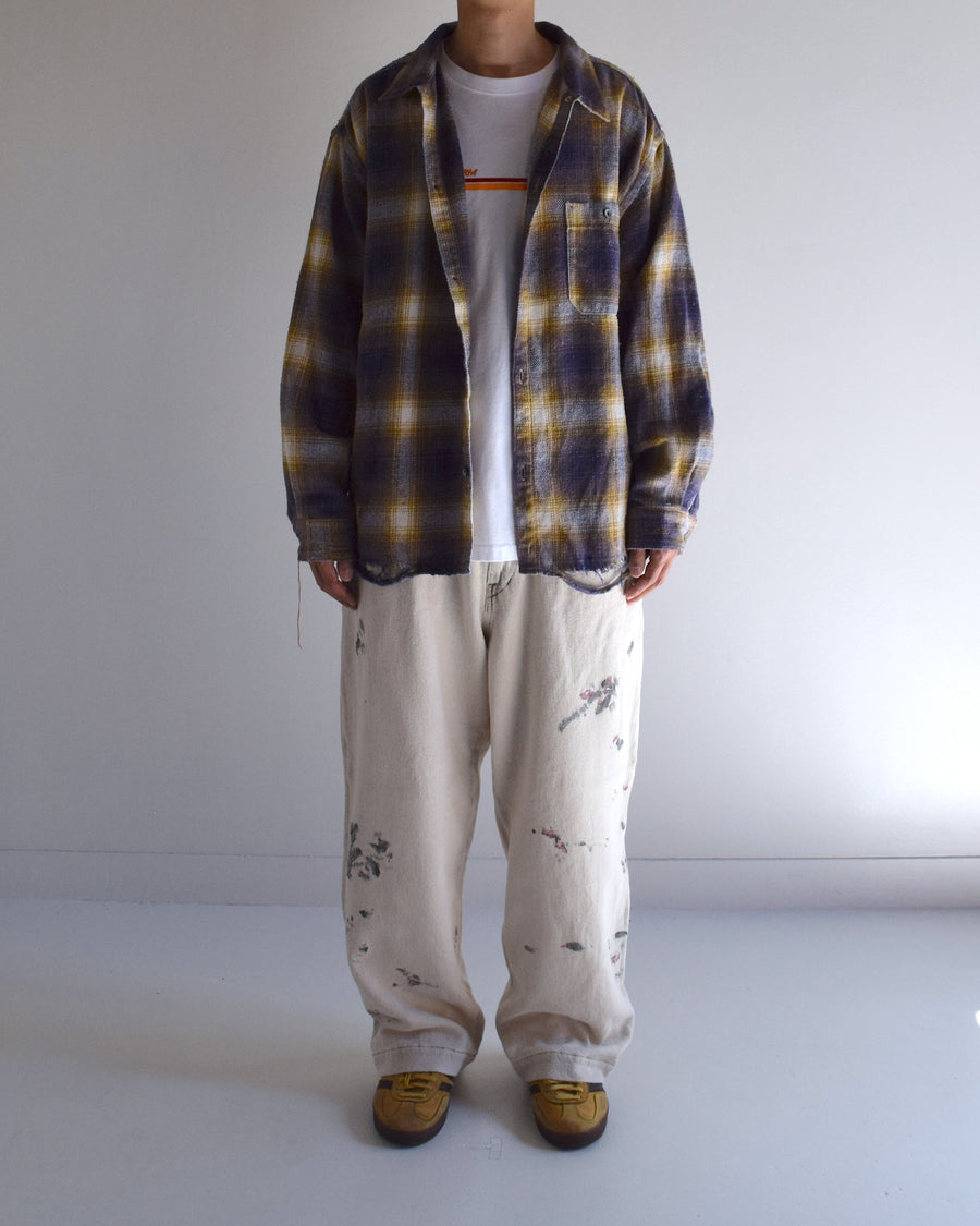 ANACHRONORMで以前リリースしていたリサイズシャツのシルエットをリファインした、ワイドシルエットシャツです。
随所に施された細かなステッチワークやダメージ加工にもご注目ください。
生地はリサイクルコットンとポリエステルを混紡したT/Cネップチェックで、起毛によるネップの風合いとメランジ染めの独特なムラ感が特徴です。
使用している生地はバランス別注でパープルとイエローのチェック柄。
サスティナブルブリーチ加工とダメージ加工を施しており、環境に配慮しつつPURPLE×BLACKカラーで仕上げています。