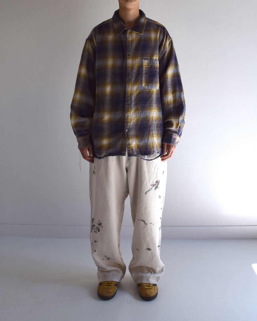 ANACHRONORMで以前リリースしていたリサイズシャツのシルエットをリファインした、ワイドシルエットシャツです。
随所に施された細かなステッチワークやダメージ加工にもご注目ください。
生地はリサイクルコットンとポリエステルを混紡したT/Cネップチェックで、起毛によるネップの風合いとメランジ染めの独特なムラ感が特徴です。
使用している生地はバランス別注でパープルとイエローのチェック柄。
サスティナブルブリーチ加工とダメージ加工を施しており、環境に配慮しつつPURPLE×BLACKカラーで仕上げています。