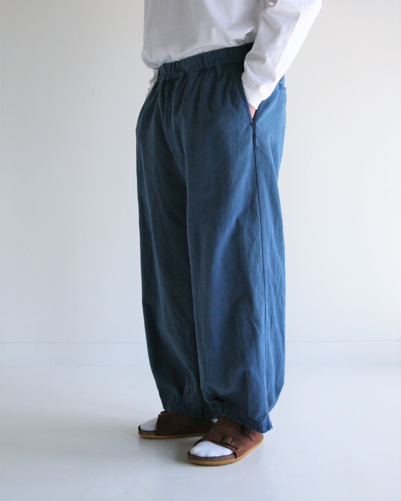 AN236-IND INDIGO HEM TUCK EASY PANTS INDIGO – ANACHRONORM