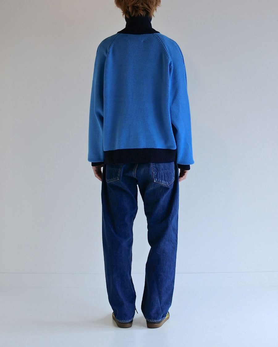 コットンニットを使用したドライバーズニット。
太番手の強撚糸による特殊な天竺編みで、適度なハリと風合いを持たせています。
ゆとりのある身幅ながら、アウターのインナーとしても使いやすいバランスの取れたシルエットに仕上げました。コットン素材のためホームクリーニングも可能です。
カラーは鮮やかなスカイブルー。