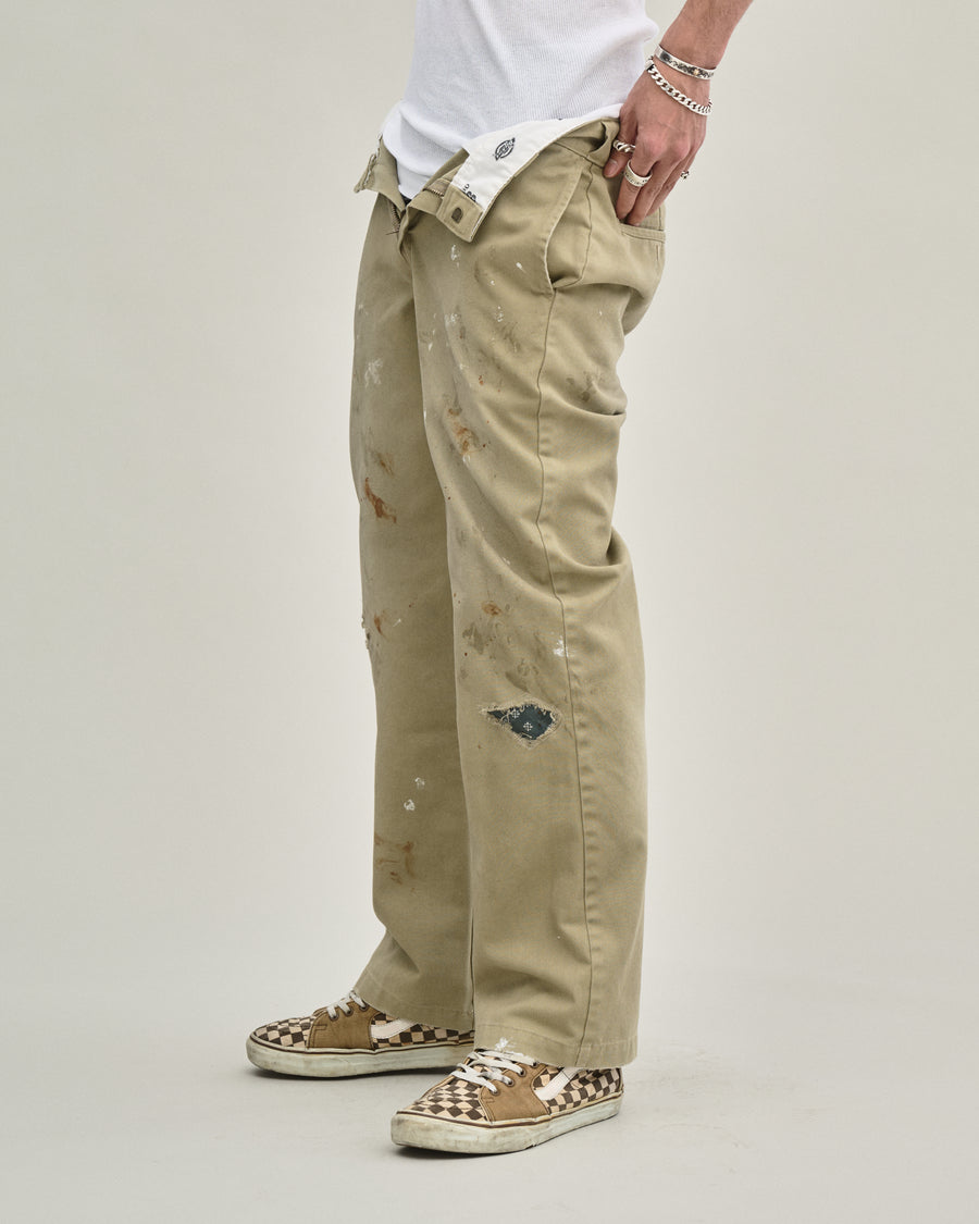 Dickiesのアイコンであるオリジナルワークパンツをベースに、ANACHRONORMがリアルなエイジングとリペア加工を施しました。
8.5ozのTCツイル生地はハリがあり丈夫で、シワになりにくく汚れにも強い素材。
タフなTC素材に5工程の加工を施し、長年履き込んだような風合いを再現しています。
膝には異なる生地の当て布を使用し、破れを補修したようなリペア風リメイクに仕上げました。
Based on the iconic Dickies Original Work Pants, reimagined with ANACHRONORM’s signature aging and repair aesthetic.
Made from sturdy 8.5oz TC twill, known for its durability and resistance to wrinkles and stains.
A five-step processing method recreates the look of years of wear on the tough TC fabric.