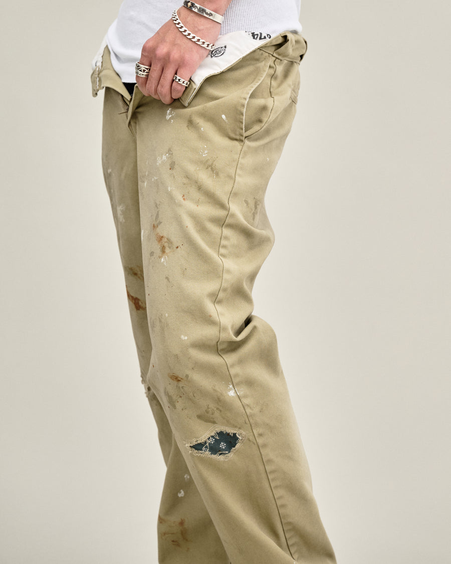 Dickiesのアイコンであるオリジナルワークパンツをベースに、ANACHRONORMがリアルなエイジングとリペア加工を施しました。
8.5ozのTCツイル生地はハリがあり丈夫で、シワになりにくく汚れにも強い素材。
タフなTC素材に5工程の加工を施し、長年履き込んだような風合いを再現しています。
膝には異なる生地の当て布を使用し、破れを補修したようなリペア風リメイクに仕上げました。
Based on the iconic Dickies Original Work Pants, reimagined with ANACHRONORM’s signature aging and repair aesthetic.
Made from sturdy 8.5oz TC twill, known for its durability and resistance to wrinkles and stains.
A five-step processing method recreates the look of years of wear on the tough TC fabric.