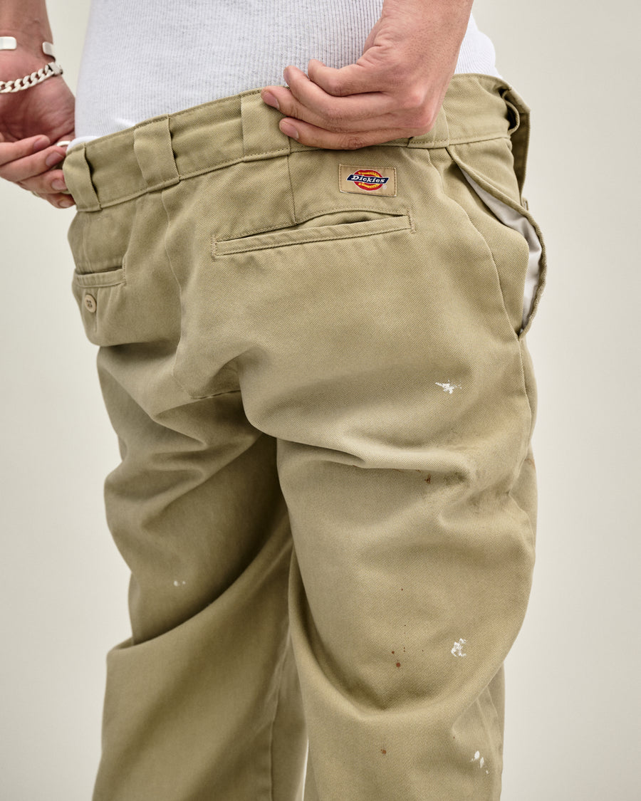 Dickiesのアイコンであるオリジナルワークパンツをベースに、ANACHRONORMがリアルなエイジングとリペア加工を施しました。
8.5ozのTCツイル生地はハリがあり丈夫で、シワになりにくく汚れにも強い素材。
タフなTC素材に5工程の加工を施し、長年履き込んだような風合いを再現しています。
膝には異なる生地の当て布を使用し、破れを補修したようなリペア風リメイクに仕上げました。
Based on the iconic Dickies Original Work Pants, reimagined with ANACHRONORM’s signature aging and repair aesthetic.
Made from sturdy 8.5oz TC twill, known for its durability and resistance to wrinkles and stains.
A five-step processing method recreates the look of years of wear on the tough TC fabric.