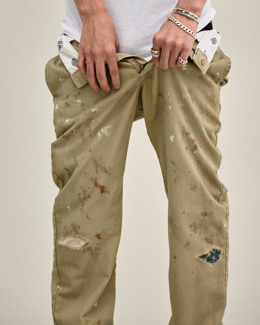 Dickiesのアイコンであるオリジナルワークパンツをベースに、ANACHRONORMがリアルなエイジングとリペア加工を施しました。
8.5ozのTCツイル生地はハリがあり丈夫で、シワになりにくく汚れにも強い素材。
タフなTC素材に5工程の加工を施し、長年履き込んだような風合いを再現しています。
膝には異なる生地の当て布を使用し、破れを補修したようなリペア風リメイクに仕上げました。
Based on the iconic Dickies Original Work Pants, reimagined with ANACHRONORM’s signature aging and repair aesthetic.
Made from sturdy 8.5oz TC twill, known for its durability and resistance to wrinkles and stains.
A five-step processing method recreates the look of years of wear on the tough TC fabric.