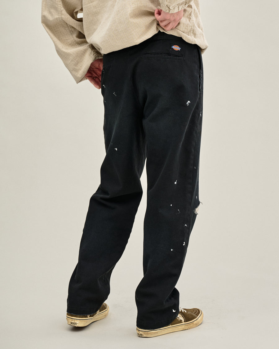 Dickiesのアイコンであるオリジナルワークパンツをベースに、ANACHRONORMがリアルなエイジングとリペア加工を施しました。
8.5ozのTCツイル生地はハリがあり丈夫で、シワになりにくく汚れにも強い素材。
タフなTC素材に5工程の加工を施し、長年履き込んだような風合いを再現しています。
膝には異なる生地の当て布を使用し、破れを補修したようなリペア風リメイクに仕上げました。
Based on the iconic Dickies Original Work Pants, reimagined with ANACHRONORM’s signature aging and repair aesthetic.
Made from sturdy 8.5oz TC twill, known for its durability and resistance to wrinkles and stains.
A five-step processing method recreates the look of years of wear on the tough TC fabric.