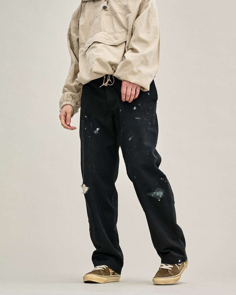 Dickiesのアイコンであるオリジナルワークパンツをベースに、ANACHRONORMがリアルなエイジングとリペア加工を施しました。
8.5ozのTCツイル生地はハリがあり丈夫で、シワになりにくく汚れにも強い素材。
タフなTC素材に5工程の加工を施し、長年履き込んだような風合いを再現しています。
膝には異なる生地の当て布を使用し、破れを補修したようなリペア風リメイクに仕上げました。
Based on the iconic Dickies Original Work Pants, reimagined with ANACHRONORM’s signature aging and repair aesthetic.
Made from sturdy 8.5oz TC twill, known for its durability and resistance to wrinkles and stains.
A five-step processing method recreates the look of years of wear on the tough TC fabric.