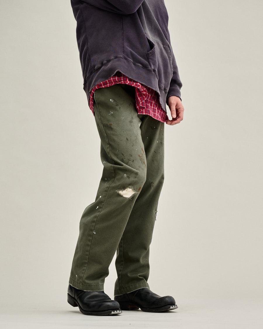 Dickiesのアイコンであるオリジナルワークパンツをベースに、ANACHRONORMがリアルなエイジングとリペア加工を施しました。
8.5ozのTCツイル生地はハリがあり丈夫で、シワになりにくく汚れにも強い素材。
タフなTC素材に5工程の加工を施し、長年履き込んだような風合いを再現しています。
膝には異なる生地の当て布を使用し、破れを補修したようなリペア風リメイクに仕上げました。
Based on the iconic Dickies Original Work Pants, reimagined with ANACHRONORM’s signature aging and repair aesthetic.
Made from sturdy 8.5oz TC twill, known for its durability and resistance to wrinkles and stains.
A five-step processing method recreates the look of years of wear on the tough TC fabric.