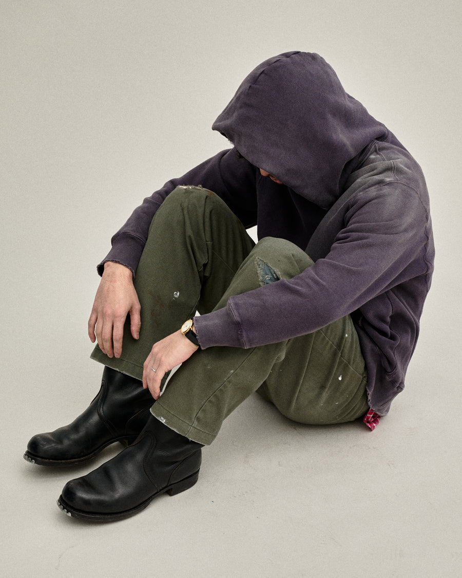 Dickiesのアイコンであるオリジナルワークパンツをベースに、ANACHRONORMがリアルなエイジングとリペア加工を施しました。
8.5ozのTCツイル生地はハリがあり丈夫で、シワになりにくく汚れにも強い素材。
タフなTC素材に5工程の加工を施し、長年履き込んだような風合いを再現しています。
膝には異なる生地の当て布を使用し、破れを補修したようなリペア風リメイクに仕上げました。
Based on the iconic Dickies Original Work Pants, reimagined with ANACHRONORM’s signature aging and repair aesthetic.
Made from sturdy 8.5oz TC twill, known for its durability and resistance to wrinkles and stains.
A five-step processing method recreates the look of years of wear on the tough TC fabric.