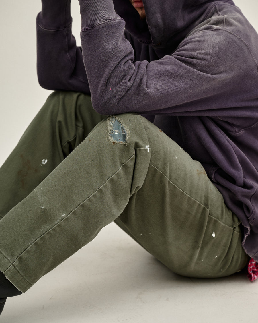 Dickiesのアイコンであるオリジナルワークパンツをベースに、ANACHRONORMがリアルなエイジングとリペア加工を施しました。
8.5ozのTCツイル生地はハリがあり丈夫で、シワになりにくく汚れにも強い素材。
タフなTC素材に5工程の加工を施し、長年履き込んだような風合いを再現しています。
膝には異なる生地の当て布を使用し、破れを補修したようなリペア風リメイクに仕上げました。
Based on the iconic Dickies Original Work Pants, reimagined with ANACHRONORM’s signature aging and repair aesthetic.
Made from sturdy 8.5oz TC twill, known for its durability and resistance to wrinkles and stains.
A five-step processing method recreates the look of years of wear on the tough TC fabric.