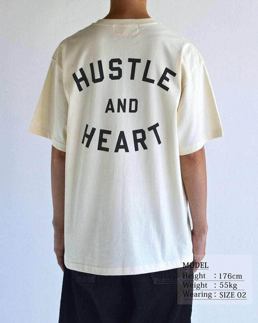 ANACHRONORM × Souvenyr NYC フェイシズ 半袖Tシャツ ベージュ | コラボグラフィック ニューヨーク コットン100%