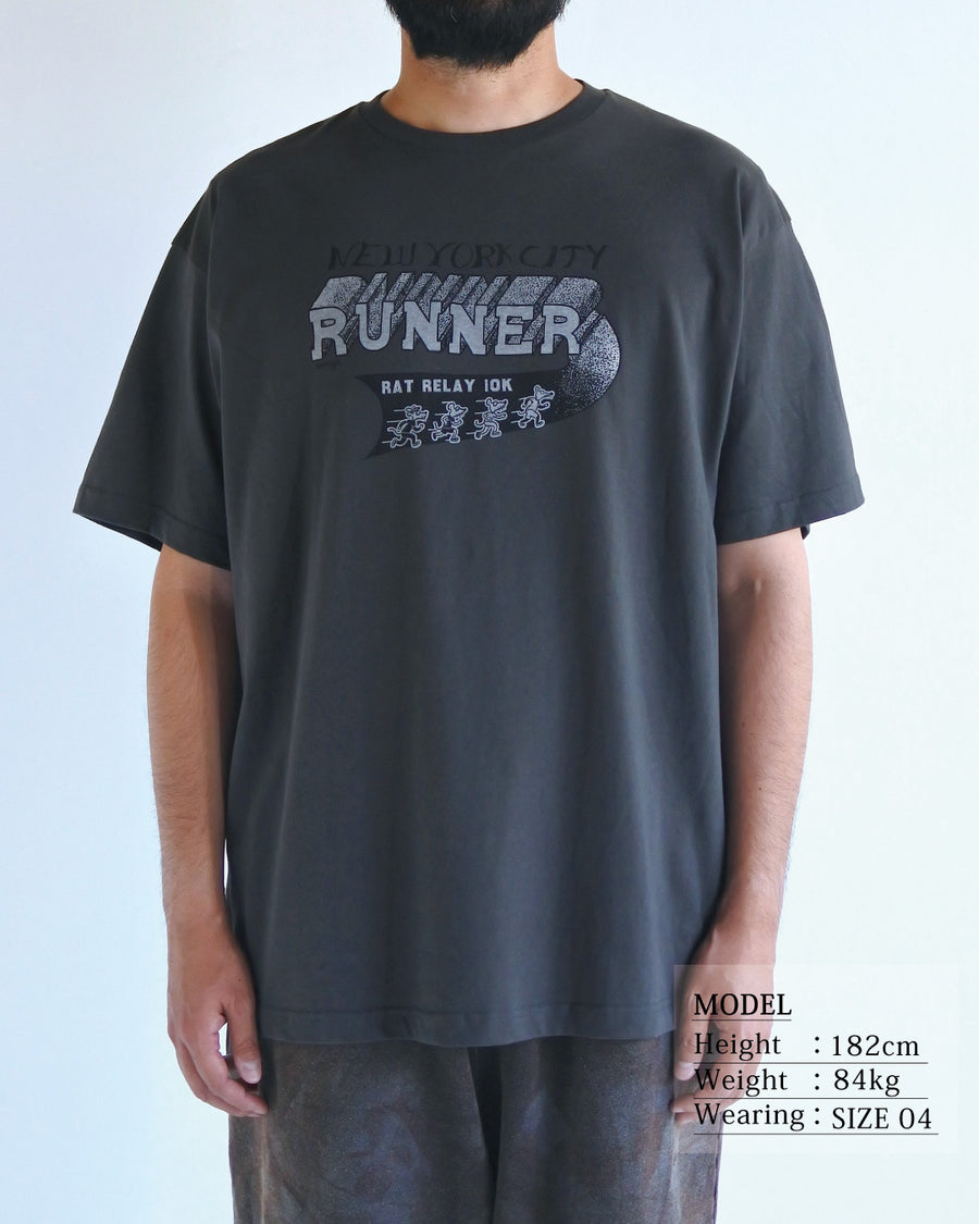 ANACHRONORM × Souvenyr NYC ランニング 半袖Tシャツ チャコール | コラボグラフィック ヴィンテージ ニューヨーク コットン100%