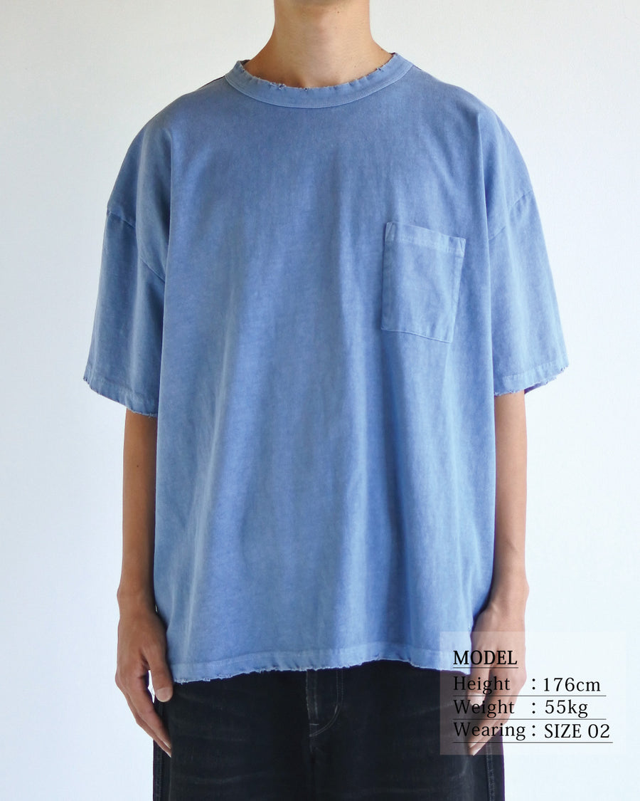 こだわりのオリジナルカラーを追求したショートスリーブTシャツ。何度も染色テストを重ね、他にはない絶妙な色彩を実現しました。生地には、ローゲージで編み立てることでクリアな質感を持たせたコットン天竺を採用。さらに特殊顔料染めを施すことで、独特の風合いと奥行きのある表情をプラスしています。

A short-sleeve tee in a custom BLUE, developed through rigorous dye testing for a unique hue. Made from a low-gauge cotton jersey for a clean, crisp texture, it features a special pigment-dye finish that adds depth and a distinct character to this elevated essential.