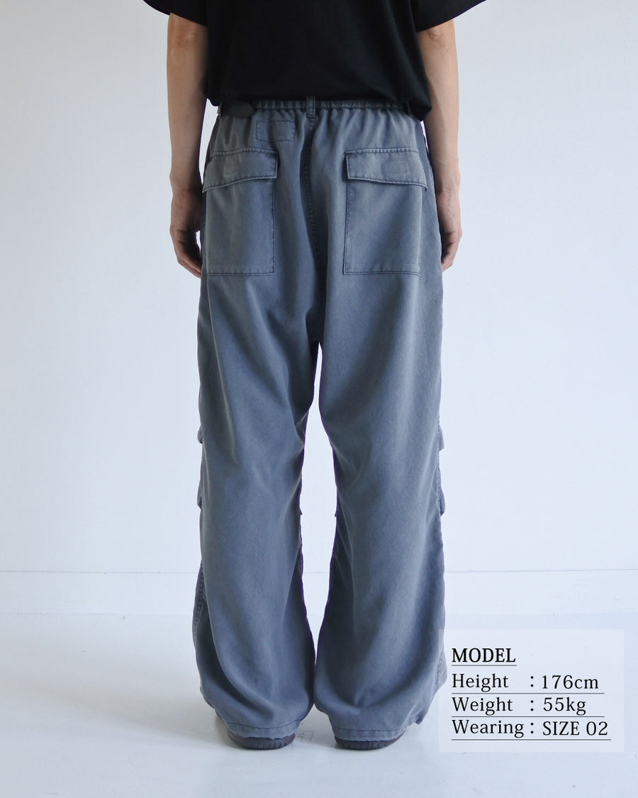 ポリエステル100％ながら、綿のような質感と軽量性を備えた高機能素材を採用。タスラン加工糸によるポリエステルオックスは、シワになりにくく速乾性にも優れています。染色が困難なポリエステルに特殊顔料染めを施すことで、化繊特有の光沢を抑え、ナチュラルで奥行きのある絶妙なフェード感と落ち着いた表情を実現しました。

High-performance polyester oxford with a cotton-like touch, offering quick-dry and wrinkle-resistant benefits. This GRAY BLUE item features a special pigment dye—a rare process for polyester—achieving a sophisticated, faded texture and a matte finish that perfectly balances technical utility with a natural, lived-in aesthetic.