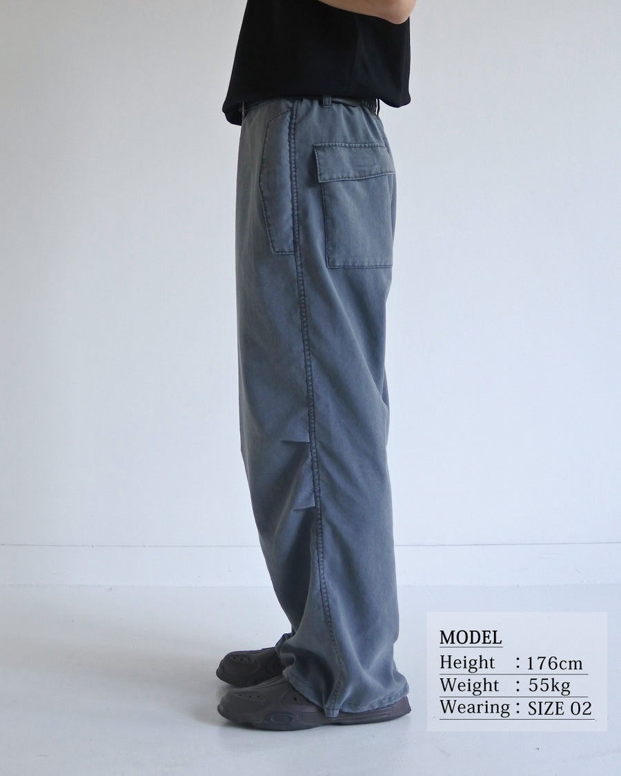 ポリエステル100％ながら、綿のような質感と軽量性を備えた高機能素材を採用。タスラン加工糸によるポリエステルオックスは、シワになりにくく速乾性にも優れています。染色が困難なポリエステルに特殊顔料染めを施すことで、化繊特有の光沢を抑え、ナチュラルで奥行きのある絶妙なフェード感と落ち着いた表情を実現しました。

High-performance polyester oxford with a cotton-like touch, offering quick-dry and wrinkle-resistant benefits. This GRAY BLUE item features a special pigment dye—a rare process for polyester—achieving a sophisticated, faded texture and a matte finish that perfectly balances technical utility with a natural, lived-in aesthetic.