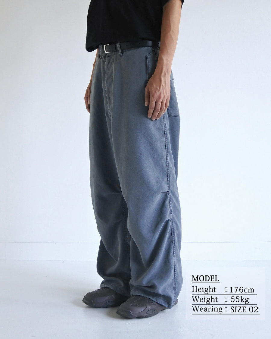 ポリエステル100％ながら、綿のような質感と軽量性を備えた高機能素材を採用。タスラン加工糸によるポリエステルオックスは、シワになりにくく速乾性にも優れています。染色が困難なポリエステルに特殊顔料染めを施すことで、化繊特有の光沢を抑え、ナチュラルで奥行きのある絶妙なフェード感と落ち着いた表情を実現しました。

High-performance polyester oxford with a cotton-like touch, offering quick-dry and wrinkle-resistant benefits. This GRAY BLUE item features a special pigment dye—a rare process for polyester—achieving a sophisticated, faded texture and a matte finish that perfectly balances technical utility with a natural, lived-in aesthetic.