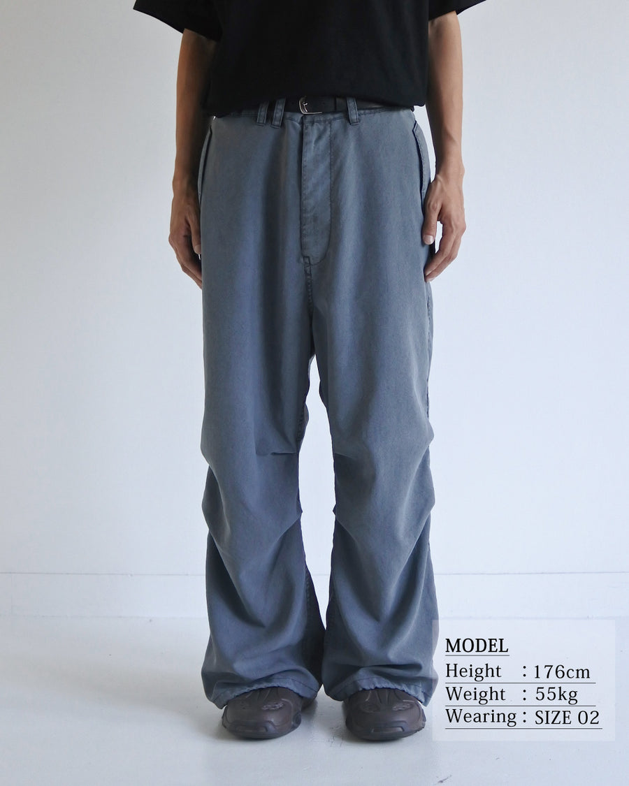 ポリエステル100％ながら、綿のような質感と軽量性を備えた高機能素材を採用。タスラン加工糸によるポリエステルオックスは、シワになりにくく速乾性にも優れています。染色が困難なポリエステルに特殊顔料染めを施すことで、化繊特有の光沢を抑え、ナチュラルで奥行きのある絶妙なフェード感と落ち着いた表情を実現しました。

High-performance polyester oxford with a cotton-like touch, offering quick-dry and wrinkle-resistant benefits. This GRAY BLUE item features a special pigment dye—a rare process for polyester—achieving a sophisticated, faded texture and a matte finish that perfectly balances technical utility with a natural, lived-in aesthetic.