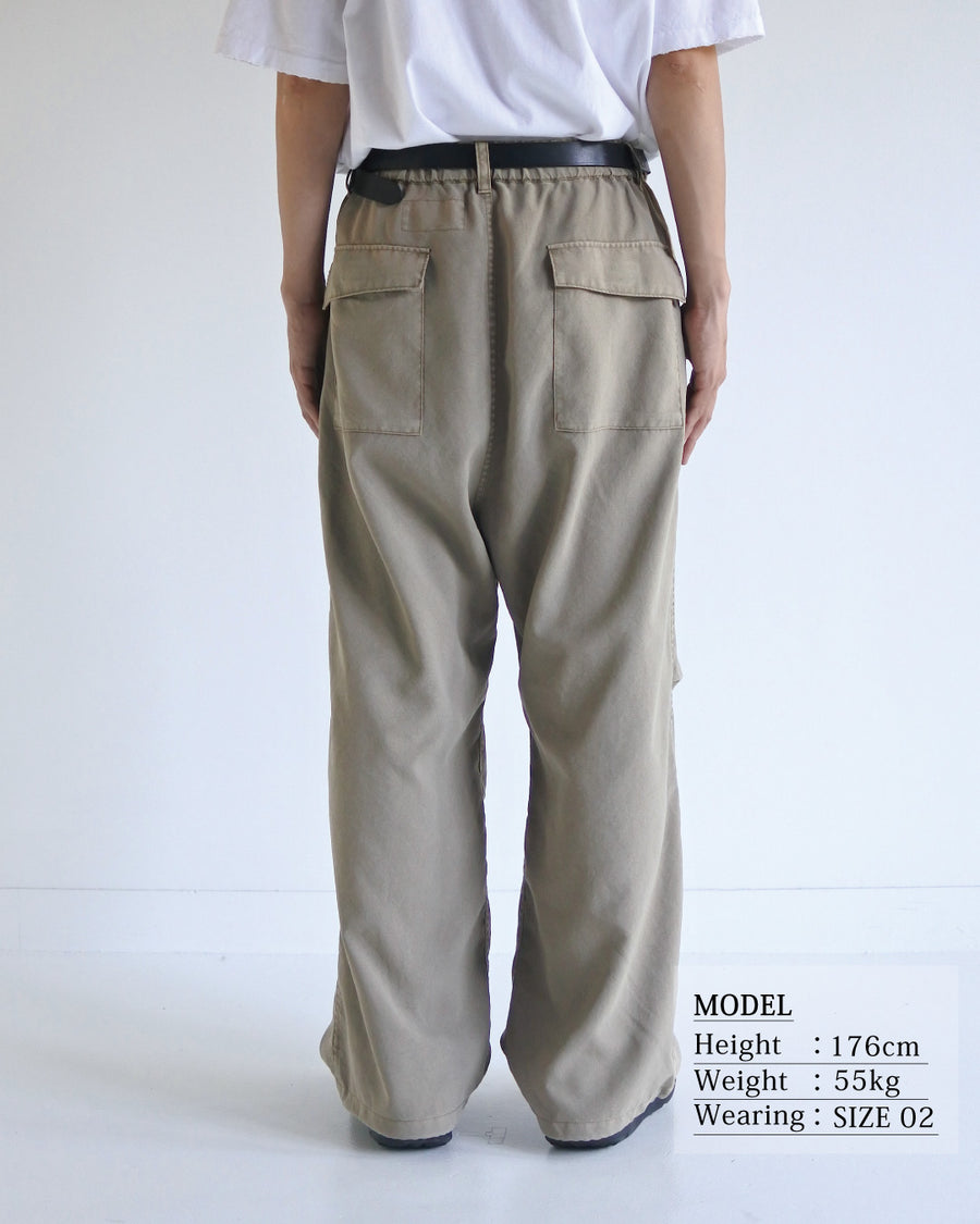 ポリエステル100％ながら、綿のような質感と軽量性を備えた高機能素材を採用。タスラン加工糸によるポリエステルオックスは、シワになりにくく速乾性にも優れています。染色が困難なポリエステルに特殊顔料染めを施すことで、化繊特有の光沢を抑え、ナチュラルで奥行きのある絶妙なフェード感と落ち着いた表情を実現しました。

High-performance polyester oxford with a cotton-like touch, offering quick-dry and wrinkle-resistant benefits. This GRAY BEIGE item features a special pigment dye—a rare process for polyester—achieving a sophisticated, faded texture and a matte finish that perfectly balances technical utility with a natural, lived-in aesthetic.