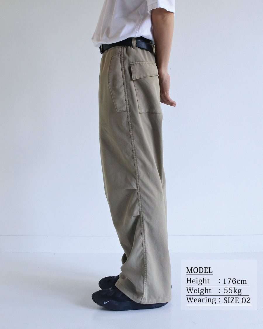 ポリエステル100％ながら、綿のような質感と軽量性を備えた高機能素材を採用。タスラン加工糸によるポリエステルオックスは、シワになりにくく速乾性にも優れています。染色が困難なポリエステルに特殊顔料染めを施すことで、化繊特有の光沢を抑え、ナチュラルで奥行きのある絶妙なフェード感と落ち着いた表情を実現しました。

High-performance polyester oxford with a cotton-like touch, offering quick-dry and wrinkle-resistant benefits. This GRAY BEIGE item features a special pigment dye—a rare process for polyester—achieving a sophisticated, faded texture and a matte finish that perfectly balances technical utility with a natural, lived-in aesthetic.