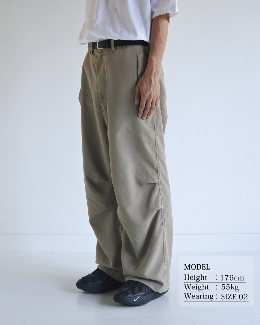 ポリエステル100％ながら、綿のような質感と軽量性を備えた高機能素材を採用。タスラン加工糸によるポリエステルオックスは、シワになりにくく速乾性にも優れています。染色が困難なポリエステルに特殊顔料染めを施すことで、化繊特有の光沢を抑え、ナチュラルで奥行きのある絶妙なフェード感と落ち着いた表情を実現しました。

High-performance polyester oxford with a cotton-like touch, offering quick-dry and wrinkle-resistant benefits. This GRAY BEIGE item features a special pigment dye—a rare process for polyester—achieving a sophisticated, faded texture and a matte finish that perfectly balances technical utility with a natural, lived-in aesthetic.