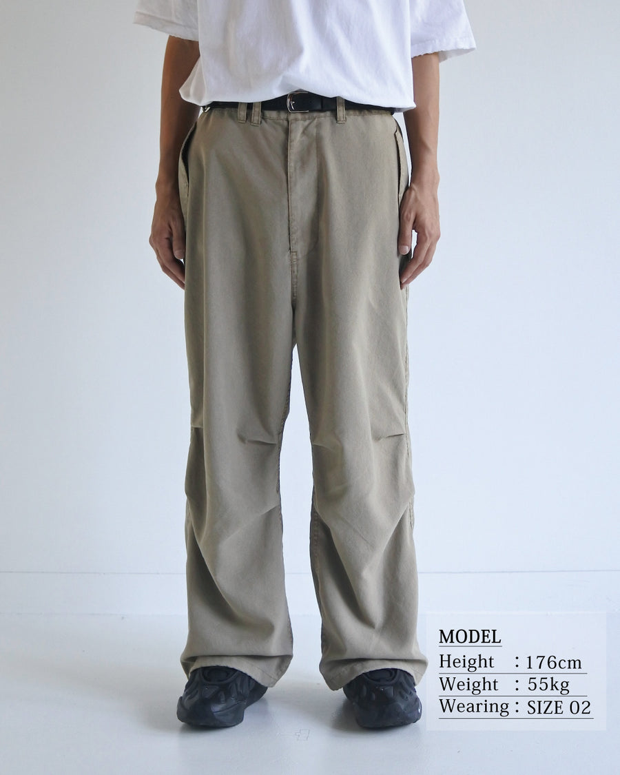 ポリエステル100％ながら、綿のような質感と軽量性を備えた高機能素材を採用。タスラン加工糸によるポリエステルオックスは、シワになりにくく速乾性にも優れています。染色が困難なポリエステルに特殊顔料染めを施すことで、化繊特有の光沢を抑え、ナチュラルで奥行きのある絶妙なフェード感と落ち着いた表情を実現しました。

High-performance polyester oxford with a cotton-like touch, offering quick-dry and wrinkle-resistant benefits. This GRAY BEIGE item features a special pigment dye—a rare process for polyester—achieving a sophisticated, faded texture and a matte finish that perfectly balances technical utility with a natural, lived-in aesthetic.