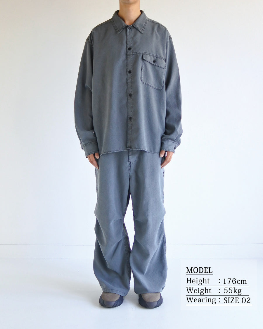 ポリエステル100％ながら、綿のような質感と軽量性を備えた高機能素材を採用。タスラン加工糸を使用したポリエステルオックスは、シワになりにくく速乾性にも優れています。本来染色が困難な素材に特殊顔料染めを施すことで、化繊特有の光沢を抑え、ナチュラルで奥行きのある絶妙なフェード感と落ち着いた表情を実現しました。

A high-performance piece crafted from polyester oxford, offering a cotton-like touch with quick-dry and wrinkle-resistant benefits. This GRAY BEIGE item features a special pigment dye—a rare process for polyester—achieving a sophisticated, faded texture and a matte finish that perfectly balances technical utility with a natural, lived-in aesthetic.