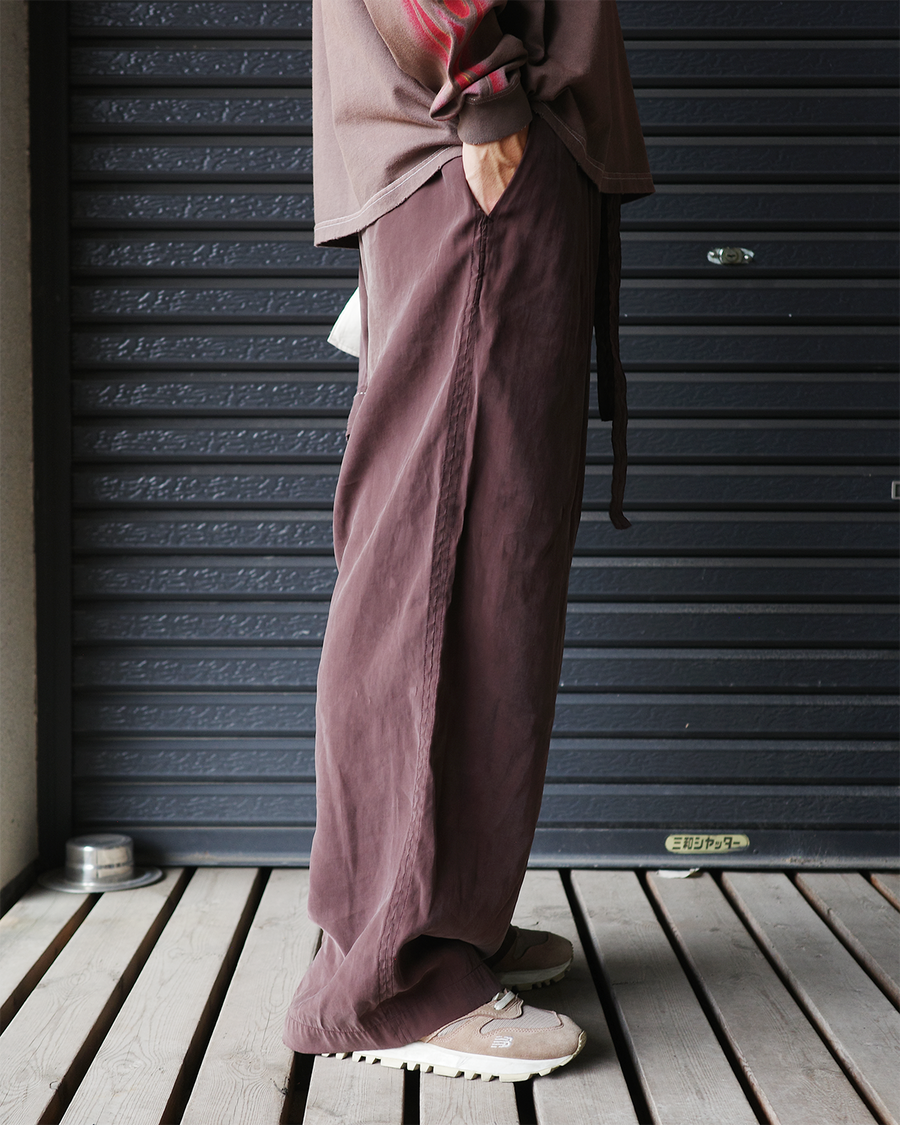 ANACHRONORM レーヨン ドレープ イージーパンツ ボルドー | ストレッチレーヨン ドレープ フィブリル感 バックポケットステッチ ワイドシルエット 日本製
