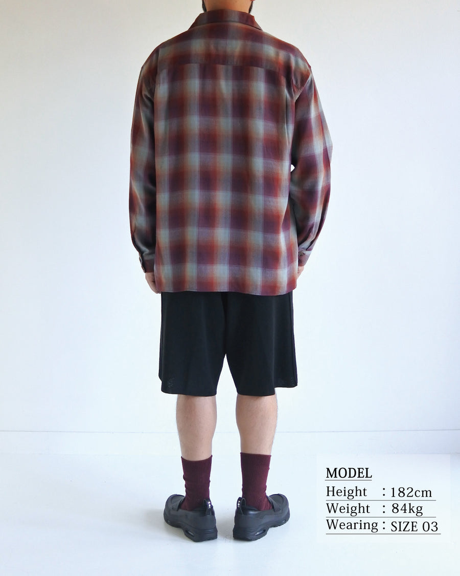 オンブレチェック柄が目を惹くオープンカラーシャツ。生地が持つ自然なドレープ感を活かし、リラックス感のあるゆとりを持たせたシルエットに仕上げました。素材にはタテ・ヨコ共にレーヨン糸を使用したレーヨンチェックを採用。非常に優れた落ち感と、袖を通した瞬間に感じる滑らかで心地よい肌触りが、上質なリラックススタイルを演出します。

An open-collar shirt featuring a classic ombre check pattern. The relaxed silhouette highlights the natural drape and fluid movement of the fabric. Crafted from a high-quality rayon check weave, this RED CHECK piece is characterized by its exceptional softness and smooth touch, offering a sophisticated look with an effortlessly comfortable feel.