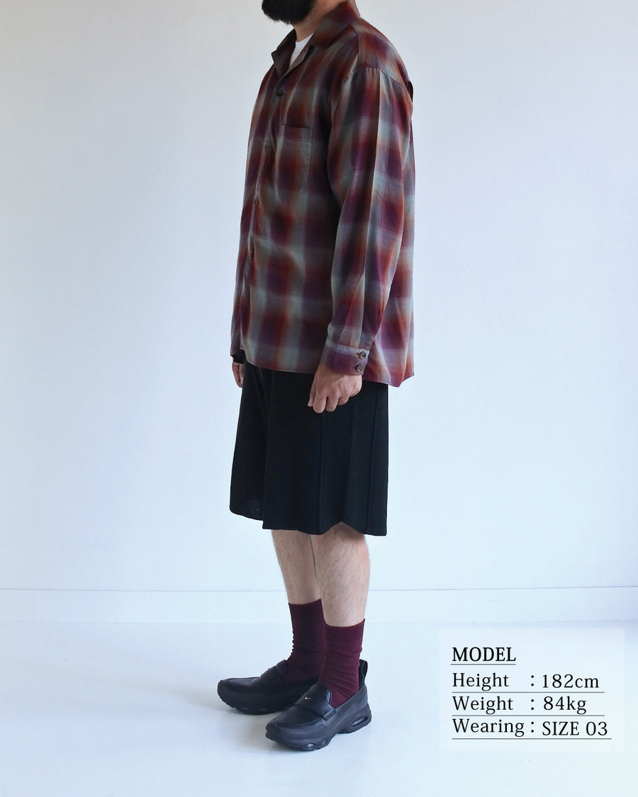 オンブレチェック柄が目を惹くオープンカラーシャツ。生地が持つ自然なドレープ感を活かし、リラックス感のあるゆとりを持たせたシルエットに仕上げました。素材にはタテ・ヨコ共にレーヨン糸を使用したレーヨンチェックを採用。非常に優れた落ち感と、袖を通した瞬間に感じる滑らかで心地よい肌触りが、上質なリラックススタイルを演出します。

An open-collar shirt featuring a classic ombre check pattern. The relaxed silhouette highlights the natural drape and fluid movement of the fabric. Crafted from a high-quality rayon check weave, this RED CHECK piece is characterized by its exceptional softness and smooth touch, offering a sophisticated look with an effortlessly comfortable feel.