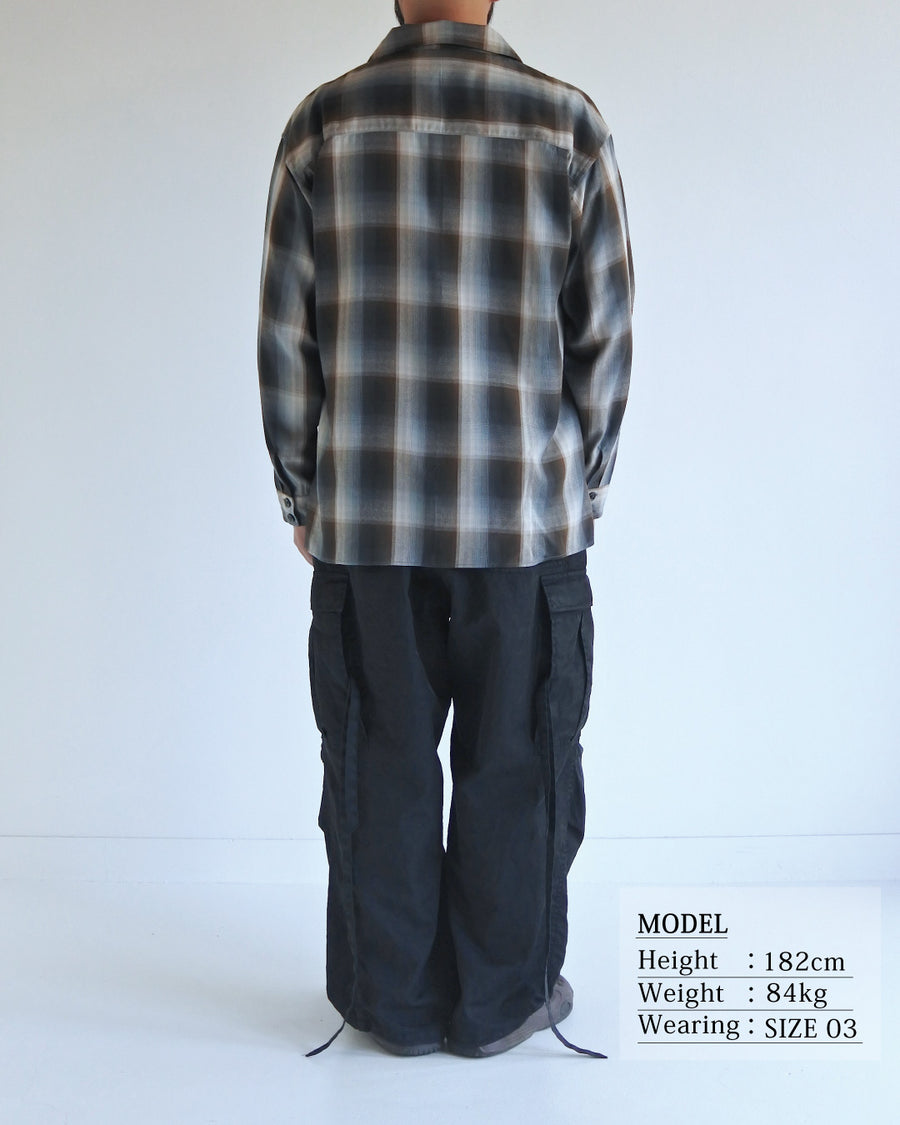 オンブレチェック柄が目を惹くオープンカラーシャツ。生地が持つ自然なドレープ感を活かし、リラックス感のあるゆとりを持たせたシルエットに仕上げました。素材にはタテ・ヨコ共にレーヨン糸を使用したレーヨンチェックを採用。非常に優れた落ち感と、袖を通した瞬間に感じる滑らかで心地よい肌触りが、上質なリラックススタイルを演出します。

An open-collar shirt featuring a classic ombre check pattern. The relaxed silhouette highlights the natural drape and fluid movement of the fabric. Crafted from a high-quality rayon check weave, this BLUE CHECK piece is characterized by its exceptional softness and smooth touch, offering a sophisticated look with an effortlessly comfortable feel.