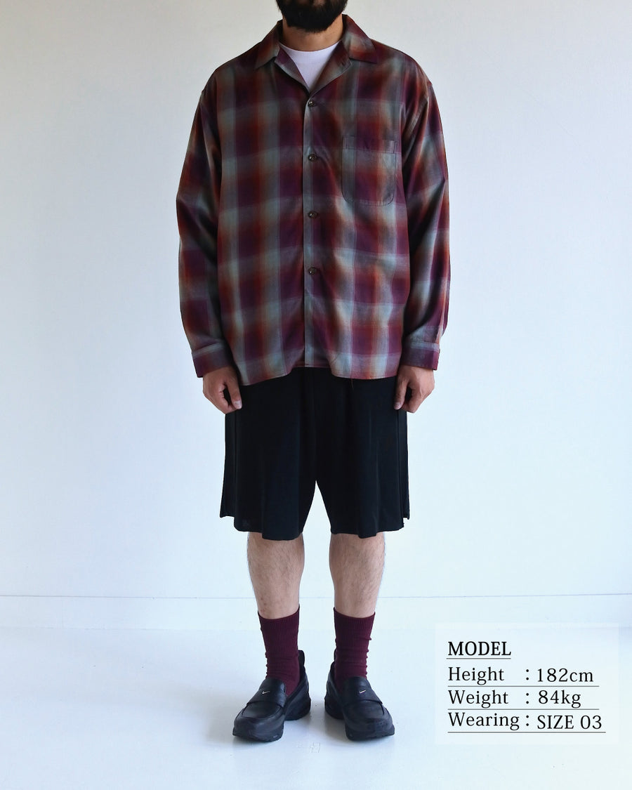オンブレチェック柄が目を惹くオープンカラーシャツ。生地が持つ自然なドレープ感を活かし、リラックス感のあるゆとりを持たせたシルエットに仕上げました。素材にはタテ・ヨコ共にレーヨン糸を使用したレーヨンチェックを採用。非常に優れた落ち感と、袖を通した瞬間に感じる滑らかで心地よい肌触りが、上質なリラックススタイルを演出します。

An open-collar shirt featuring a classic ombre check pattern. The relaxed silhouette highlights the natural drape and fluid movement of the fabric. Crafted from a high-quality rayon check weave, this RED CHECK piece is characterized by its exceptional softness and smooth touch, offering a sophisticated look with an effortlessly comfortable feel.
