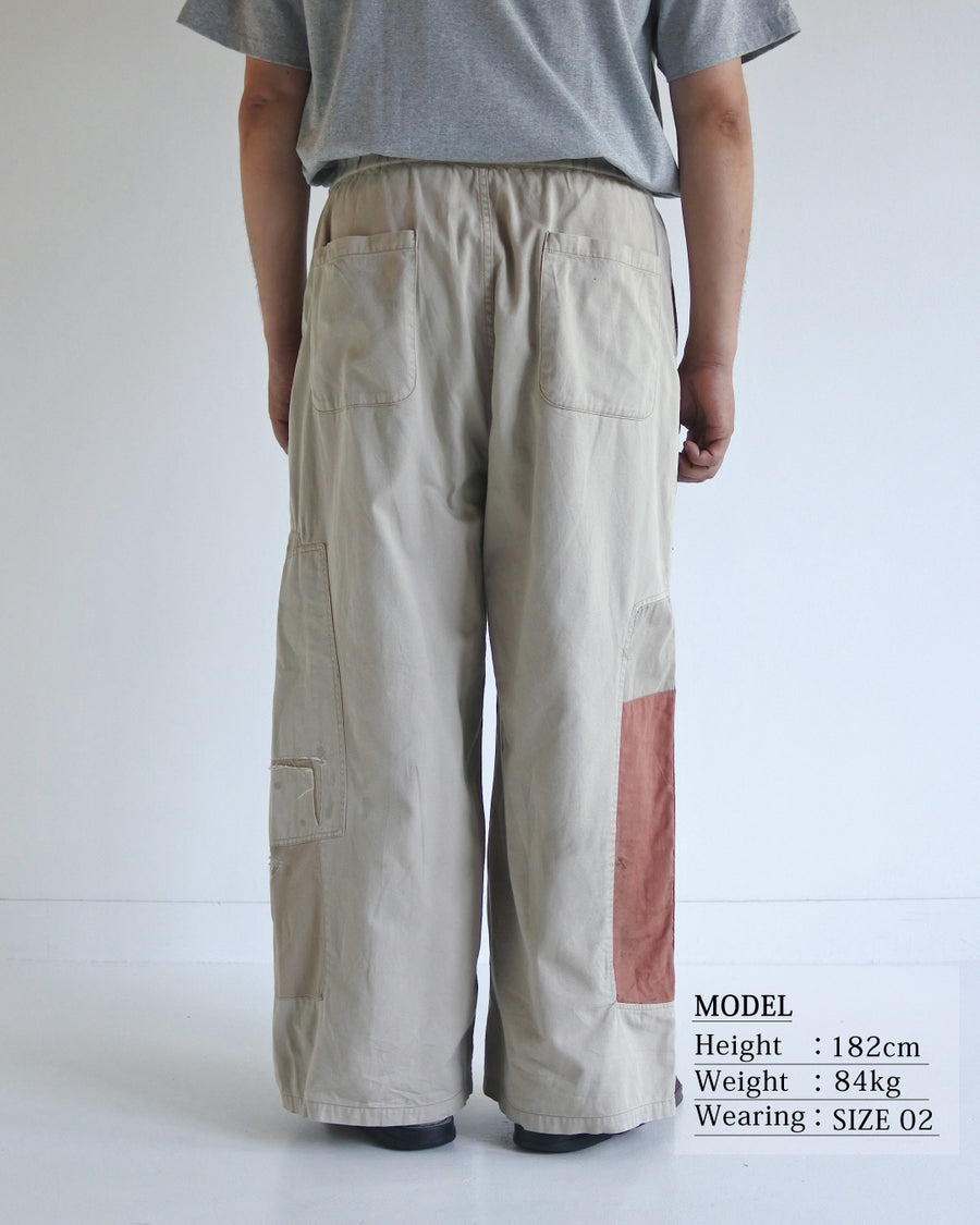 リメイク ミックスパネル ワイドイージーパンツの着用イメージ 特殊脱色ダメージ加工によるヴィンテージ感のあるシルエット