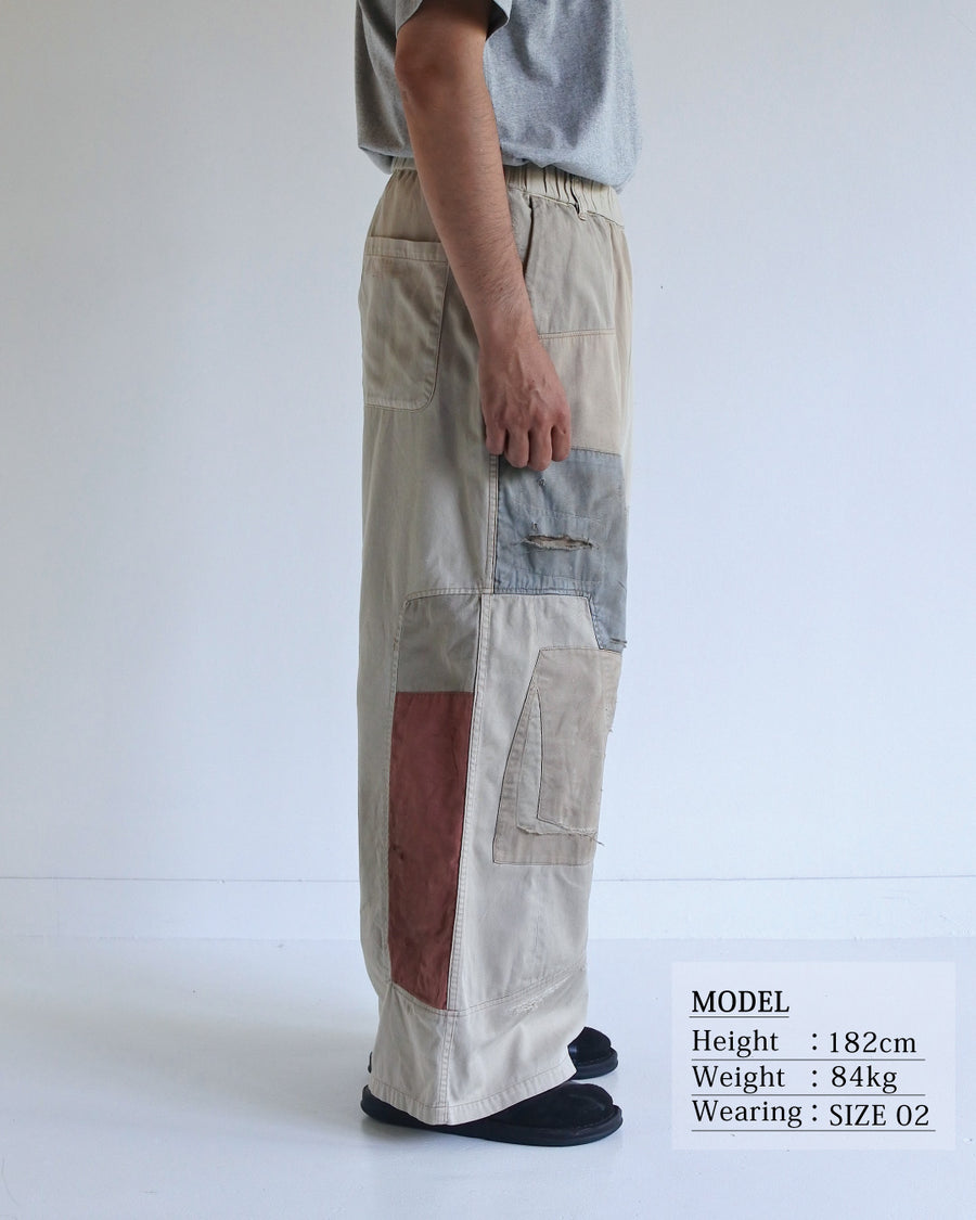 リメイク ミックスパネル ワイドイージーパンツの着用イメージ 特殊脱色ダメージ加工によるヴィンテージ感のあるシルエット