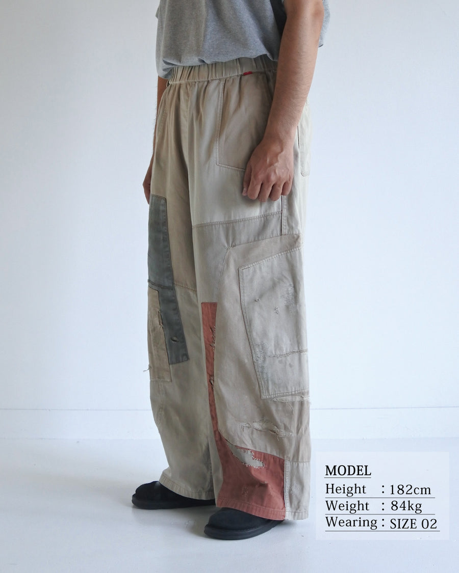 リメイク ミックスパネル ワイドイージーパンツの着用イメージ 特殊脱色ダメージ加工によるヴィンテージ感のあるシルエット