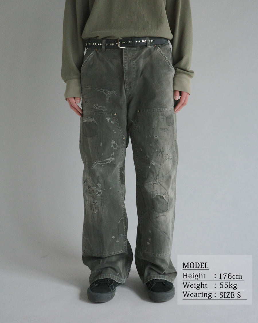 中目黒の「FIFTH GENERAL STORE」とのコラボモデル。同店のダブルニーパンツをベースに、ANACHRONORMが贅沢なリメイクを施しました。高密度ダック地に、独自のG-Brown硫化染めと重層的なバイオ加工、サンフェード、全面の千鳥ステッチ補修を敢行。職人の高度な技術を惜しみなく注ぎ込み、ワークウェアを超越した圧倒的な奥行きとリアリティを追求した究極の一本です。
A collaboration with Nakameguro’s FIFTH GENERAL STORE. Based on their double-knee pants, ANACHRONORM applied luxury distressing, custom G-Brown sulfur dyeing, and meticulous zigzag stitch repairs. It features profound depth and a realistic sun-faded patina, showcasing elite craftsmanship.