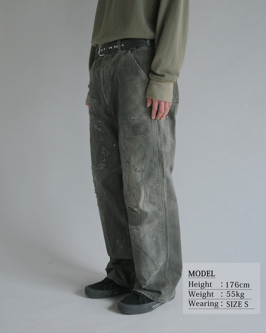 中目黒の「FIFTH GENERAL STORE」とのコラボモデル。同店のダブルニーパンツをベースに、ANACHRONORMが贅沢なリメイクを施しました。高密度ダック地に、独自のG-Brown硫化染めと重層的なバイオ加工、サンフェード、全面の千鳥ステッチ補修を敢行。職人の高度な技術を惜しみなく注ぎ込み、ワークウェアを超越した圧倒的な奥行きとリアリティを追求した究極の一本です。
A collaboration with Nakameguro’s FIFTH GENERAL STORE. Based on their double-knee pants, ANACHRONORM applied luxury distressing, custom G-Brown sulfur dyeing, and meticulous zigzag stitch repairs. It features profound depth and a realistic sun-faded patina, showcasing elite craftsmanship.
