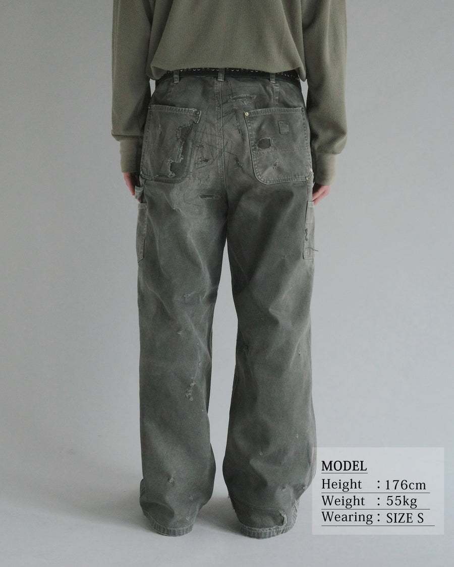 中目黒の「FIFTH GENERAL STORE」とのコラボモデル。同店のダブルニーパンツをベースに、ANACHRONORMが贅沢なリメイクを施しました。高密度ダック地に、独自のG-Brown硫化染めと重層的なバイオ加工、サンフェード、全面の千鳥ステッチ補修を敢行。職人の高度な技術を惜しみなく注ぎ込み、ワークウェアを超越した圧倒的な奥行きとリアリティを追求した究極の一本です。
A collaboration with Nakameguro’s FIFTH GENERAL STORE. Based on their double-knee pants, ANACHRONORM applied luxury distressing, custom G-Brown sulfur dyeing, and meticulous zigzag stitch repairs. It features profound depth and a realistic sun-faded patina, showcasing elite craftsmanship.